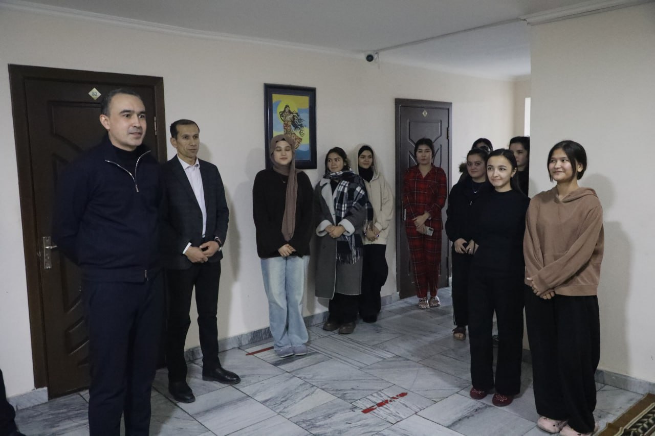 Bugun Kamoliddin Behzod nomidagi Milliy rassomlik va dizayn instituti rektori Omonulla Salixov mas'ul xodimlar bilan birgalikda institut talabalar turar joyiga tashrif buyurdi.