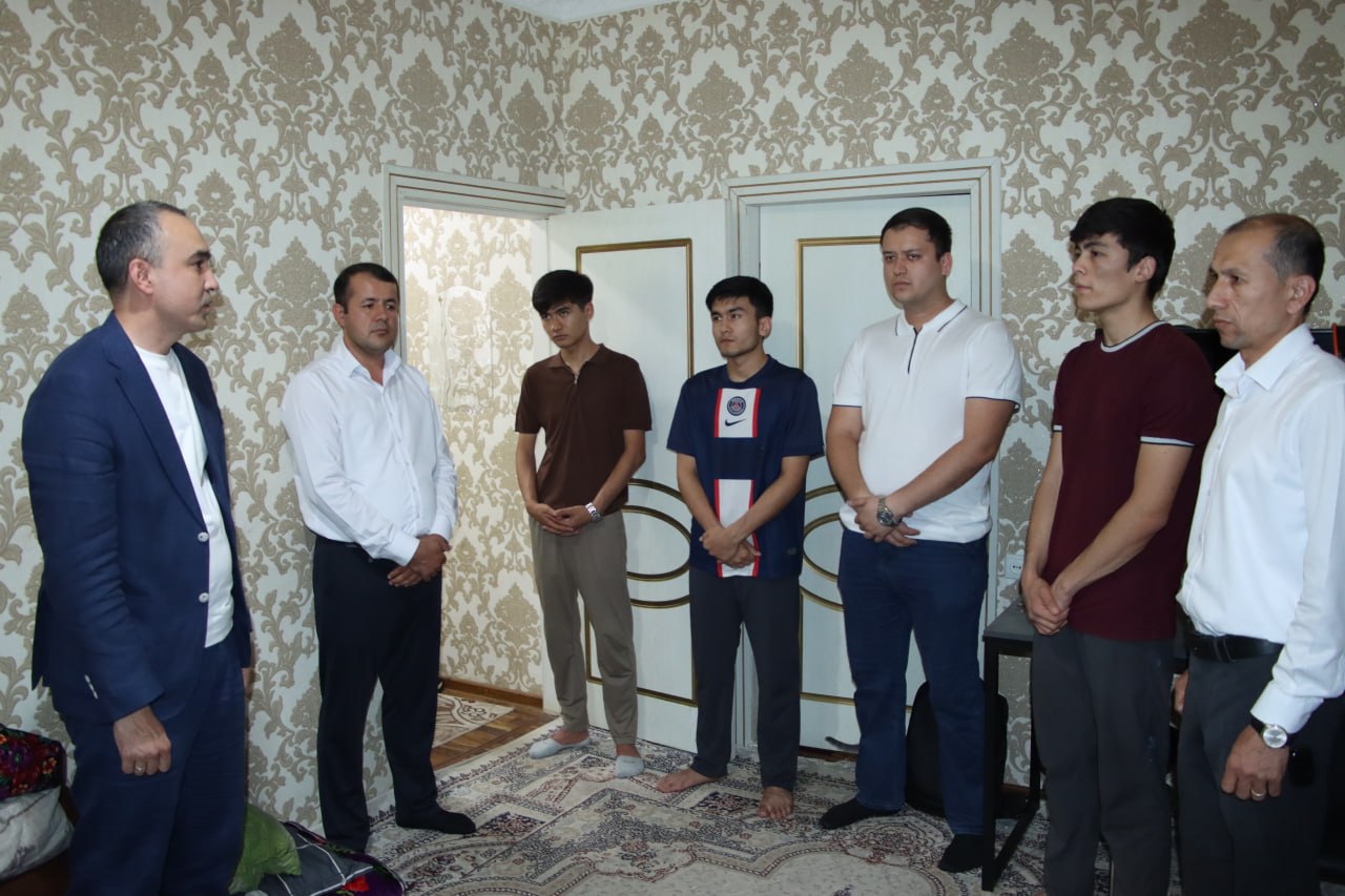 正在对学生公寓及住宿场所的环境卫生与安全状况进行实地督导检查！