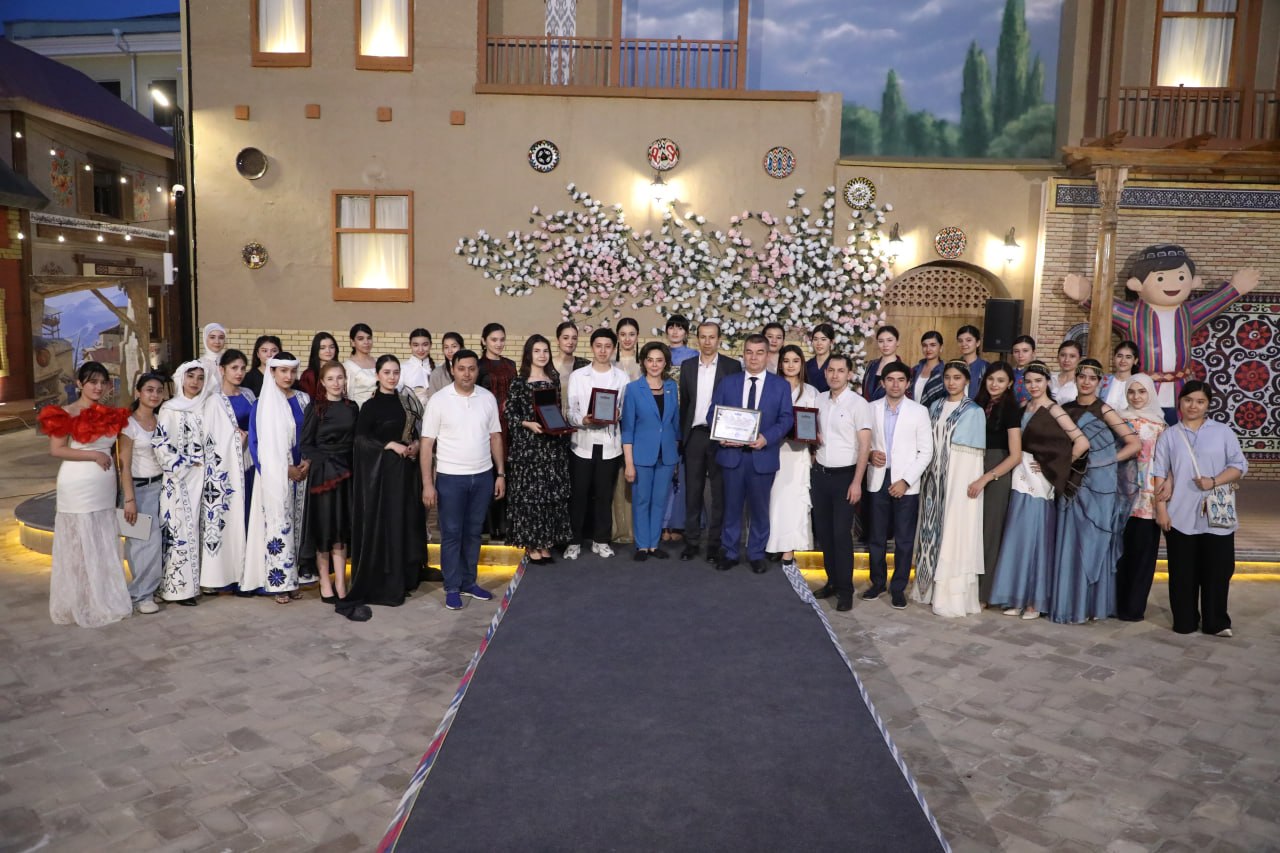 在“青年节”期间，我院学生举办了题为“民族服饰” (Ethno Costumes) 的时装秀！此次活动展示了青年设计师们将民族传统与现代时尚相结合的独特才华。