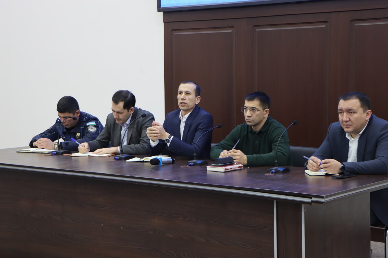 在卡莫利丁·贝赫佐德国立艺术与设计学院，还组织了一场名为“面对面”的公开对话，该学院的领导和美术学院的学生都参与了此次对话！