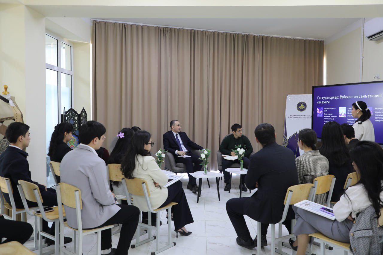 在“青年节”期间，卡莫利丁·贝赫佐德国立艺术与设计学院与学生和青年举行了公开对话，并听取了他们的创业想法！