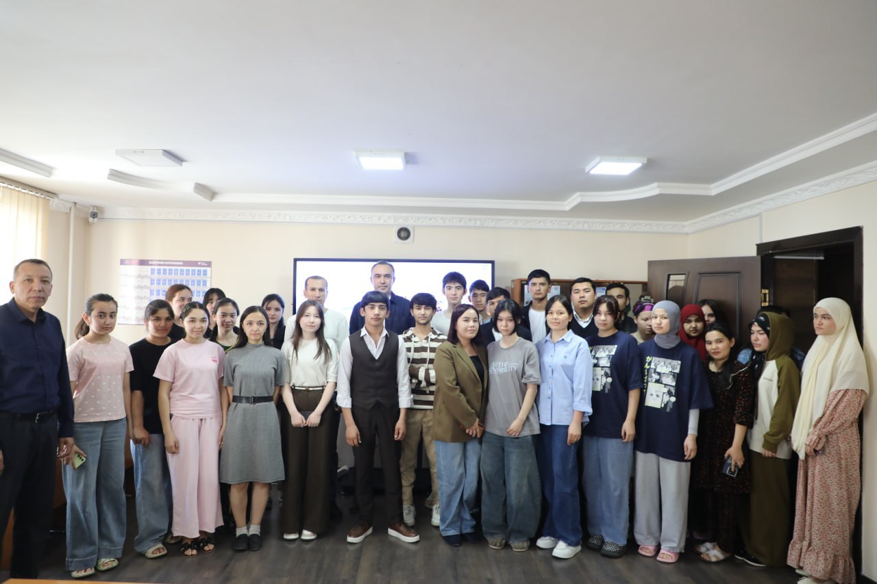 今天，卡莫利丁·貝赫佐德國立藝術設計學院院長奧莫努拉·薩利霍夫以“院長走進宿舍——一天一夜”為主題，參觀了學生宿舍！