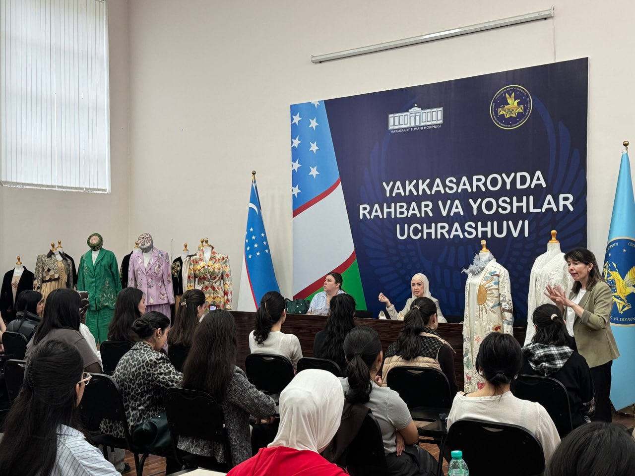 Dizayn fakulteti “Libos dizayni” kafedrasi hamda “O‘zbek va xorijiy tillar” kafedrasi hamkorligida talabalar uchun navbatdagi workshop tashkil etildi. Tadbir mehmoni — “HAJAR” brendi asoschisi Shoira Abzalova bo‘ldi!