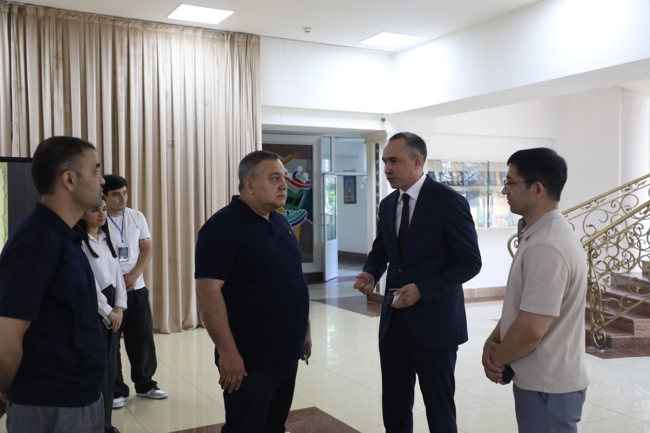 在卡莫利丁·贝佐德国立美术与设计学院举办的“职业日”活动期间，优秀学生们进行了创业项目（Startup）路演！此次活动展示了年轻设计师和艺术家们的创新潜能与非凡创意。