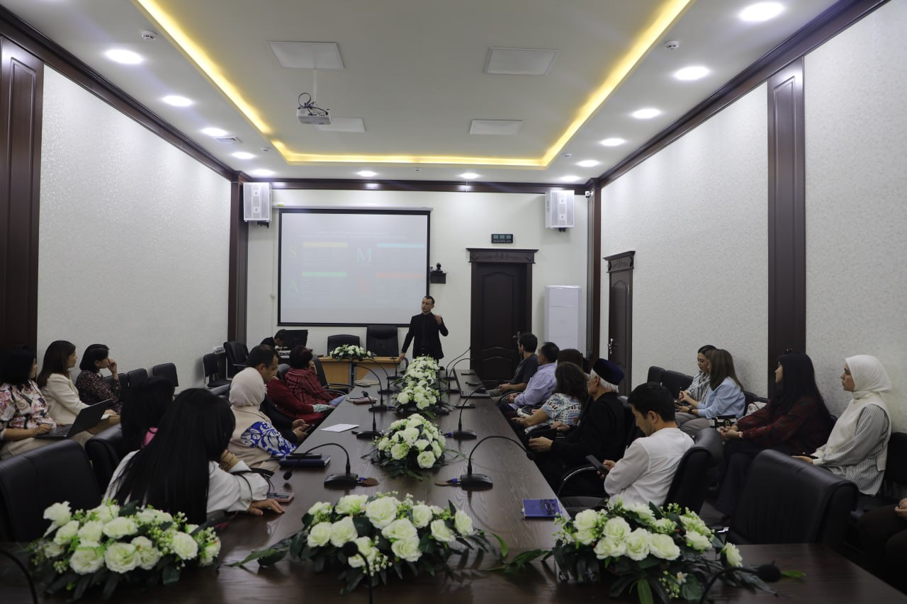 為卡莫利丁·貝赫佐德國立藝術與設計學院的員工和教授舉辦了一場關於「人工智慧素養」的研討會！