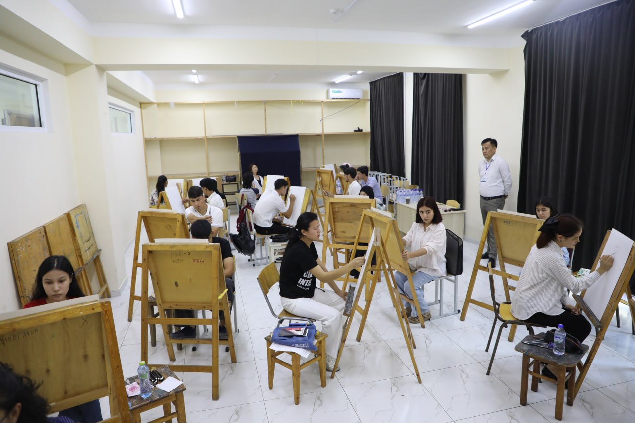 卡莫利丁·贝赫佐德国立艺术与设计学院2026–2027学年专业（创意）入学考试第一天正式开始。